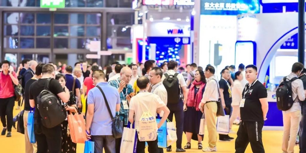 總理帶頭喝“下水道水”,新加坡為何被逼至如此?- 總理帶頭喝“下水道水”,新加坡為何被逼至如此?-